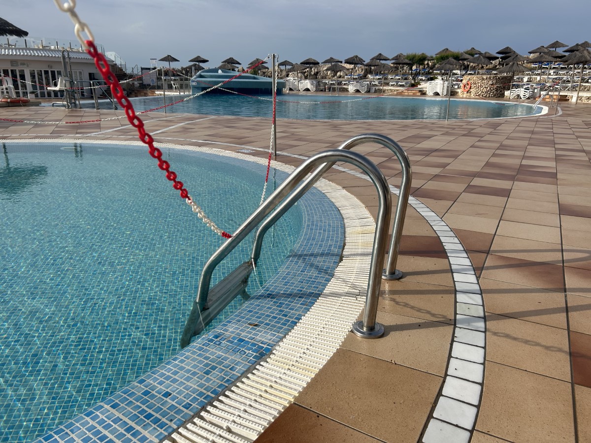 Globales Almirante Farragut Outdoor Saltwater Pool AccessAble