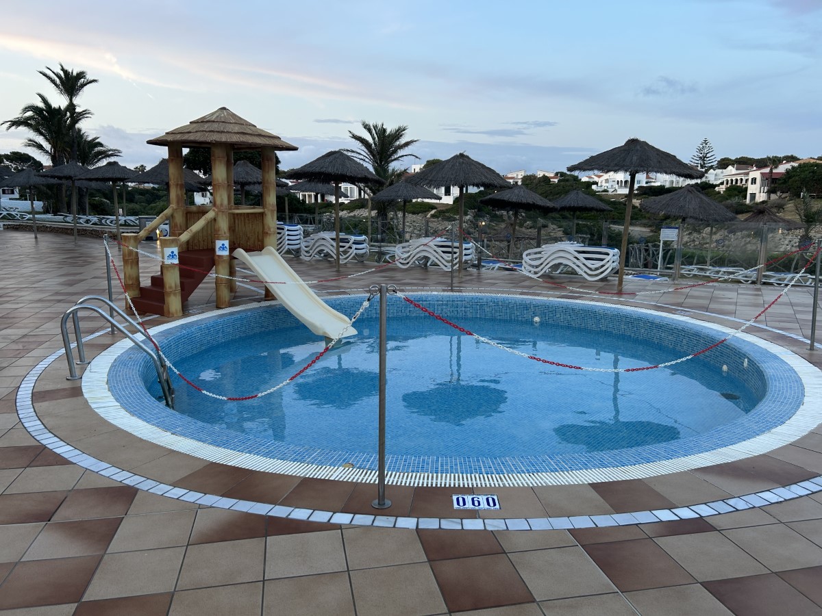 Globales Almirante Farragut Outdoor Saltwater Pool AccessAble