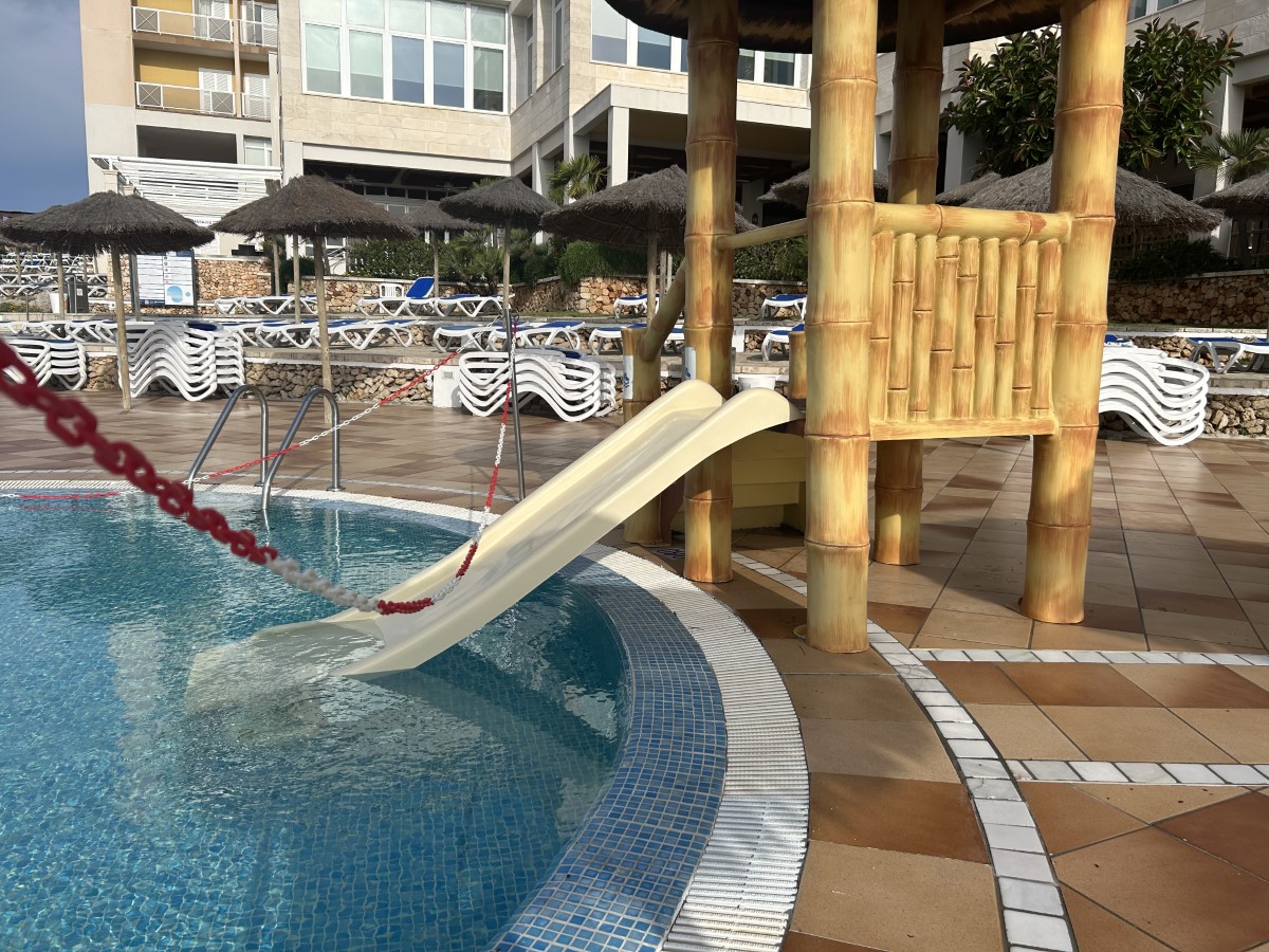 Globales Almirante Farragut Outdoor Saltwater Pool AccessAble