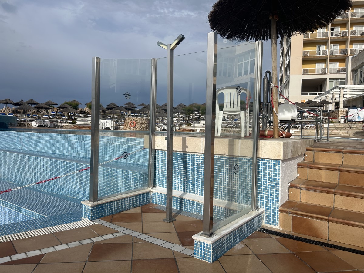 Globales Almirante Farragut Outdoor Saltwater Pool AccessAble