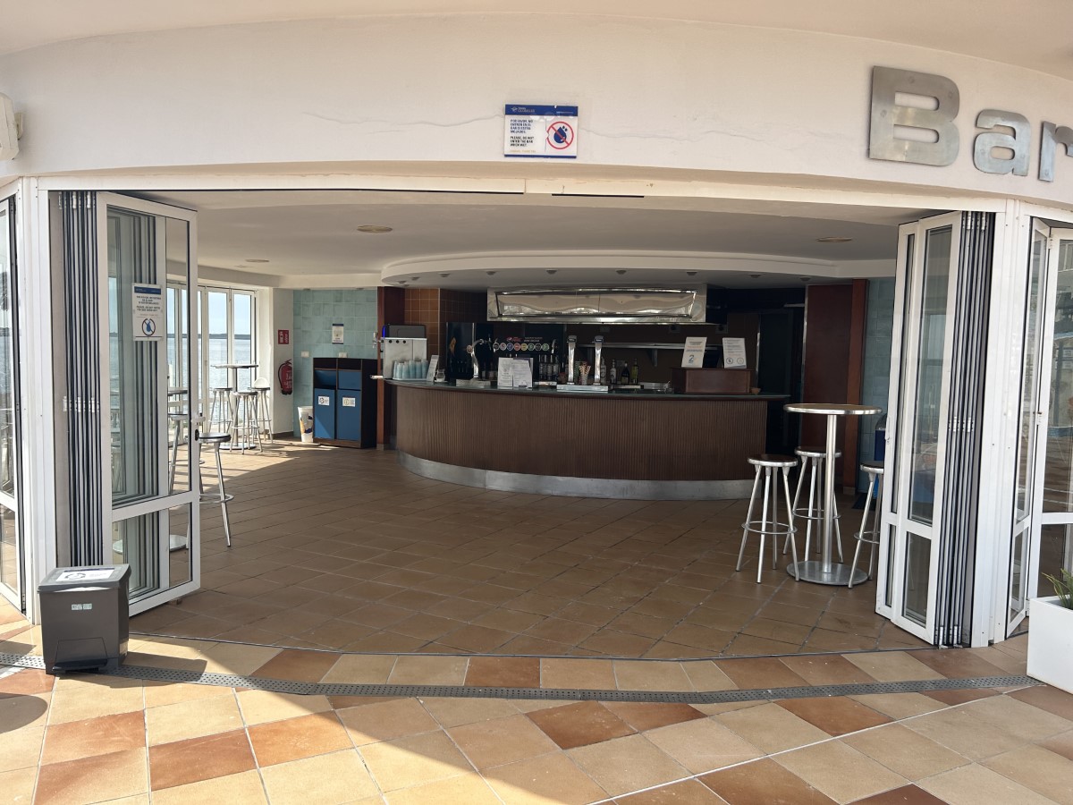 Globales Almirante Farragut Rotonda Pool Bar AccessAble