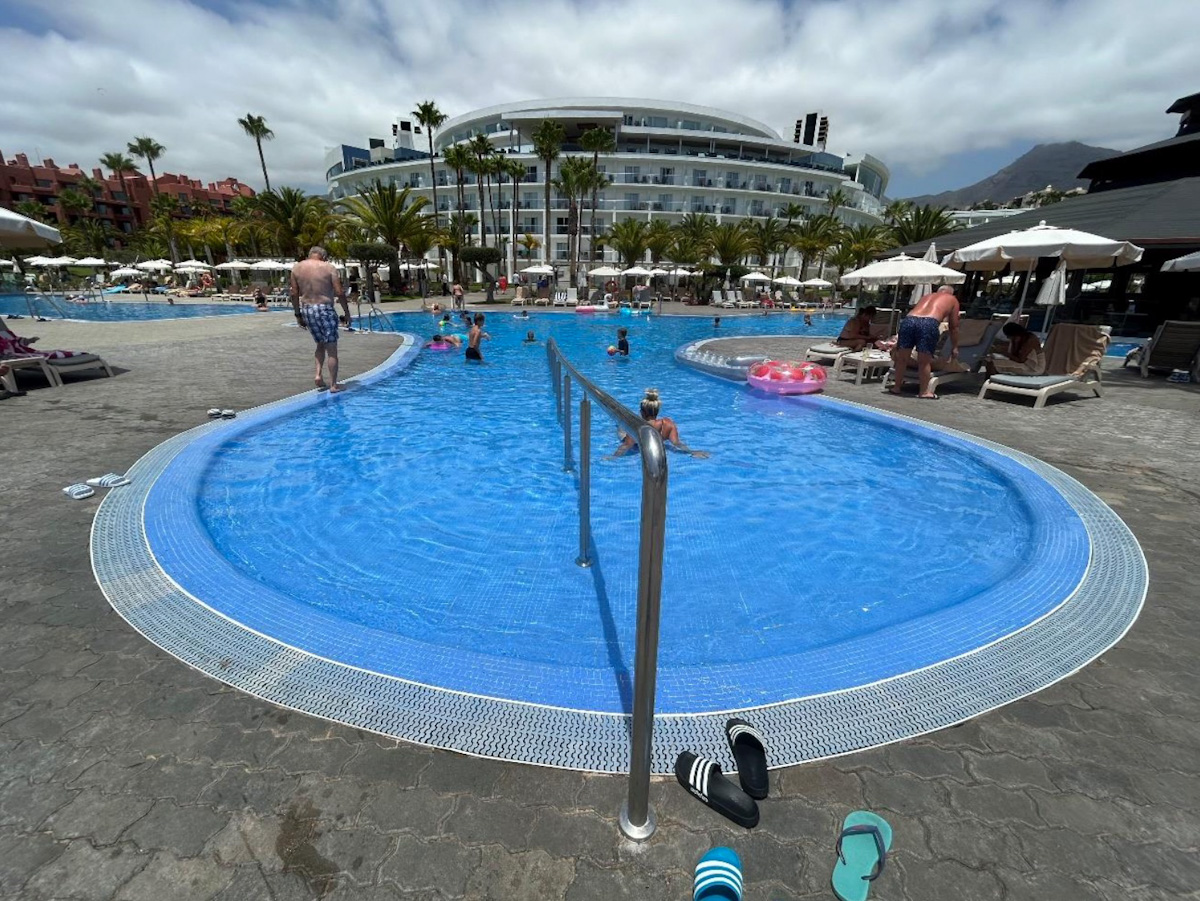 hotel-riu-palace-tenerife-swimming-pools-accessable