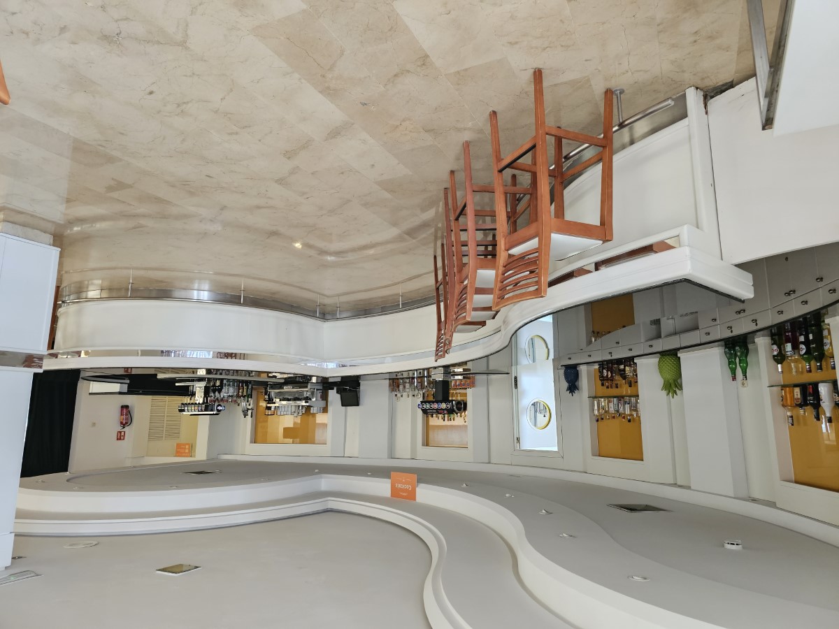 TUI SUNEO Santa Ponsa Lounge Bar Santa Ponsa Park Building AccessAble