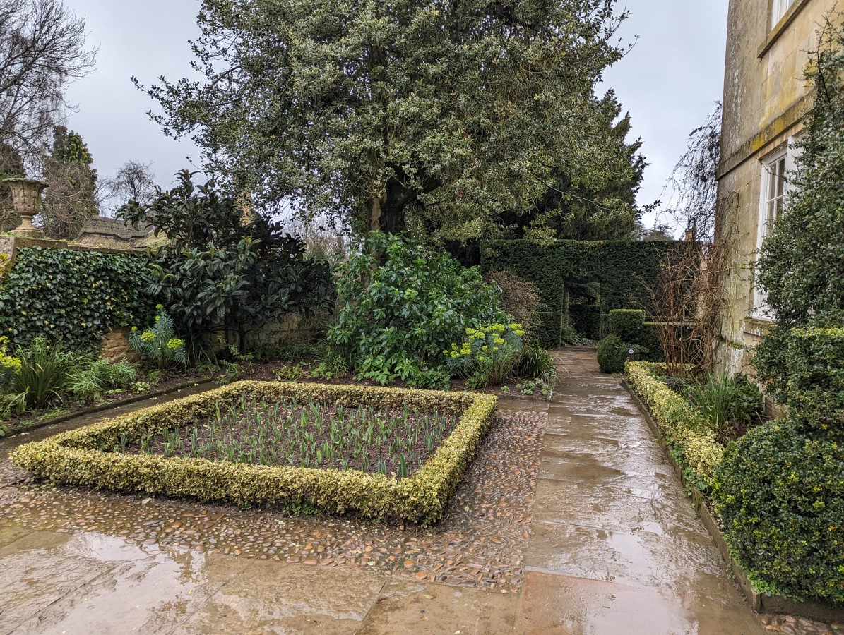 Side View Graden Hidcote - South Side Gardens | AccessAble
