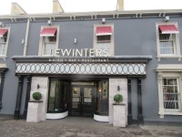 Le Winters Bar, Bistro & Restaurant