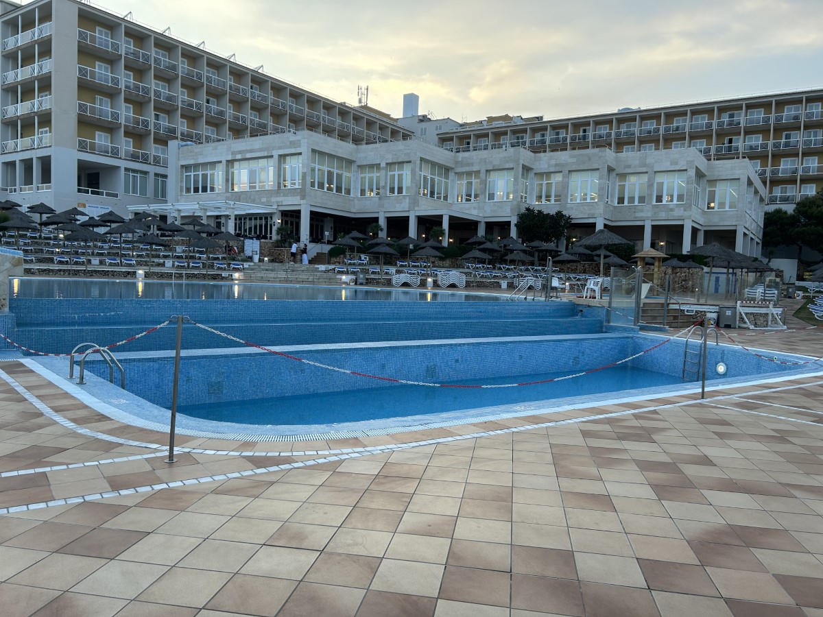 Globales Almirante Farragut Outdoor Saltwater Pool AccessAble