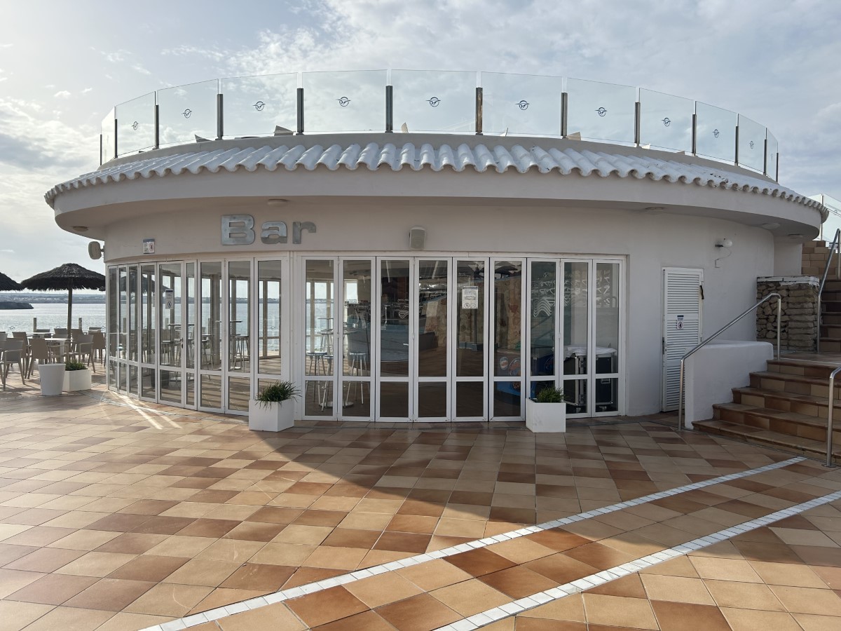 Globales Almirante Farragut Rotonda Pool Bar AccessAble