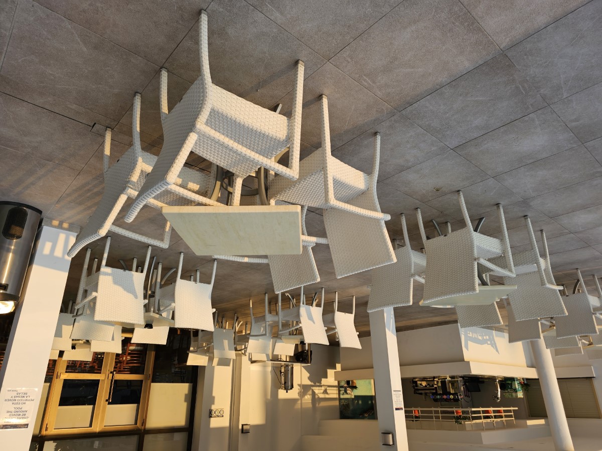 TUI SUNEO Santa Ponsa Poolside Bar Santa Ponsa Park Building