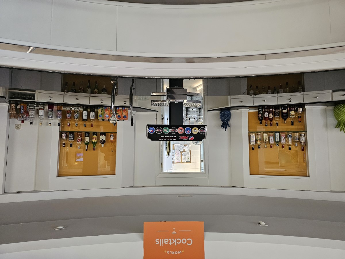 TUI SUNEO Santa Ponsa Lounge Bar Santa Ponsa Park Building AccessAble